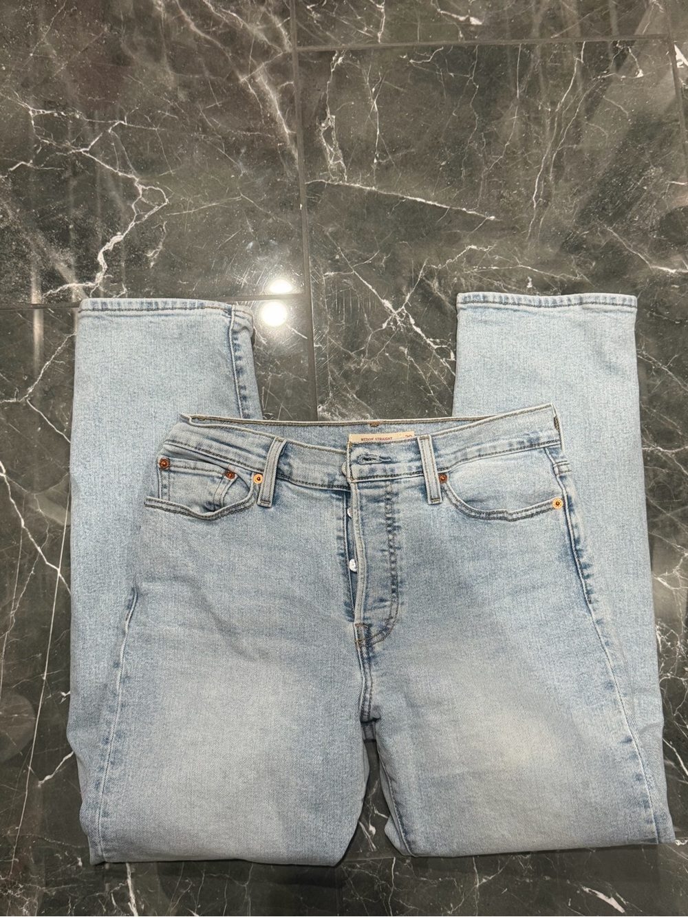Women Levi’s wedgie straight